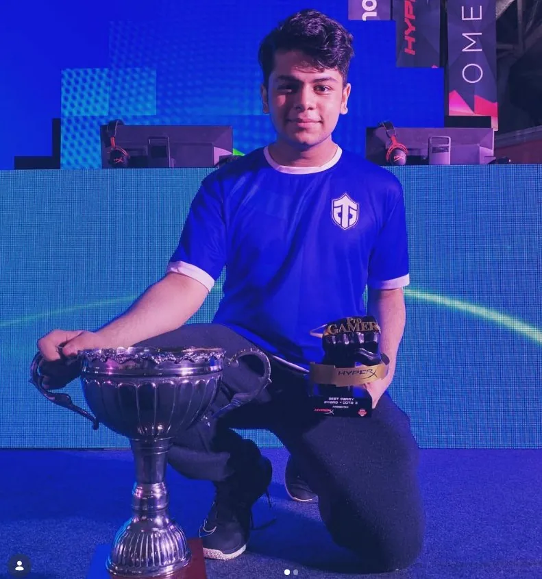 Krish on stage with the ESL India Premiership trophy and the HyperX Best Carry award
